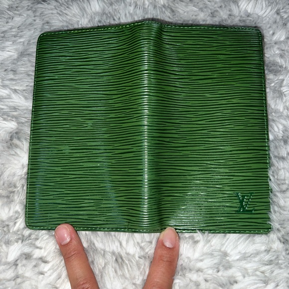 LOUIS VUITTON LV authentic GREEN EPI cardholder wallet PASSPORT HOLDER LIKE NEW - Picture 9 of 11
